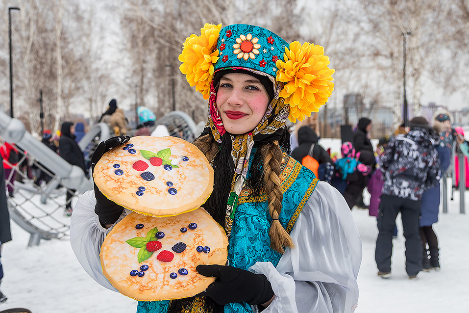 Народные гуляния на Масленицу прошли в новосибирском парке Арена
