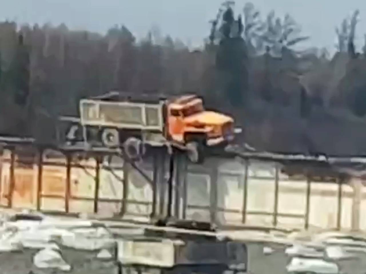 В Бурятии «Урал» повис на аварийном мосту