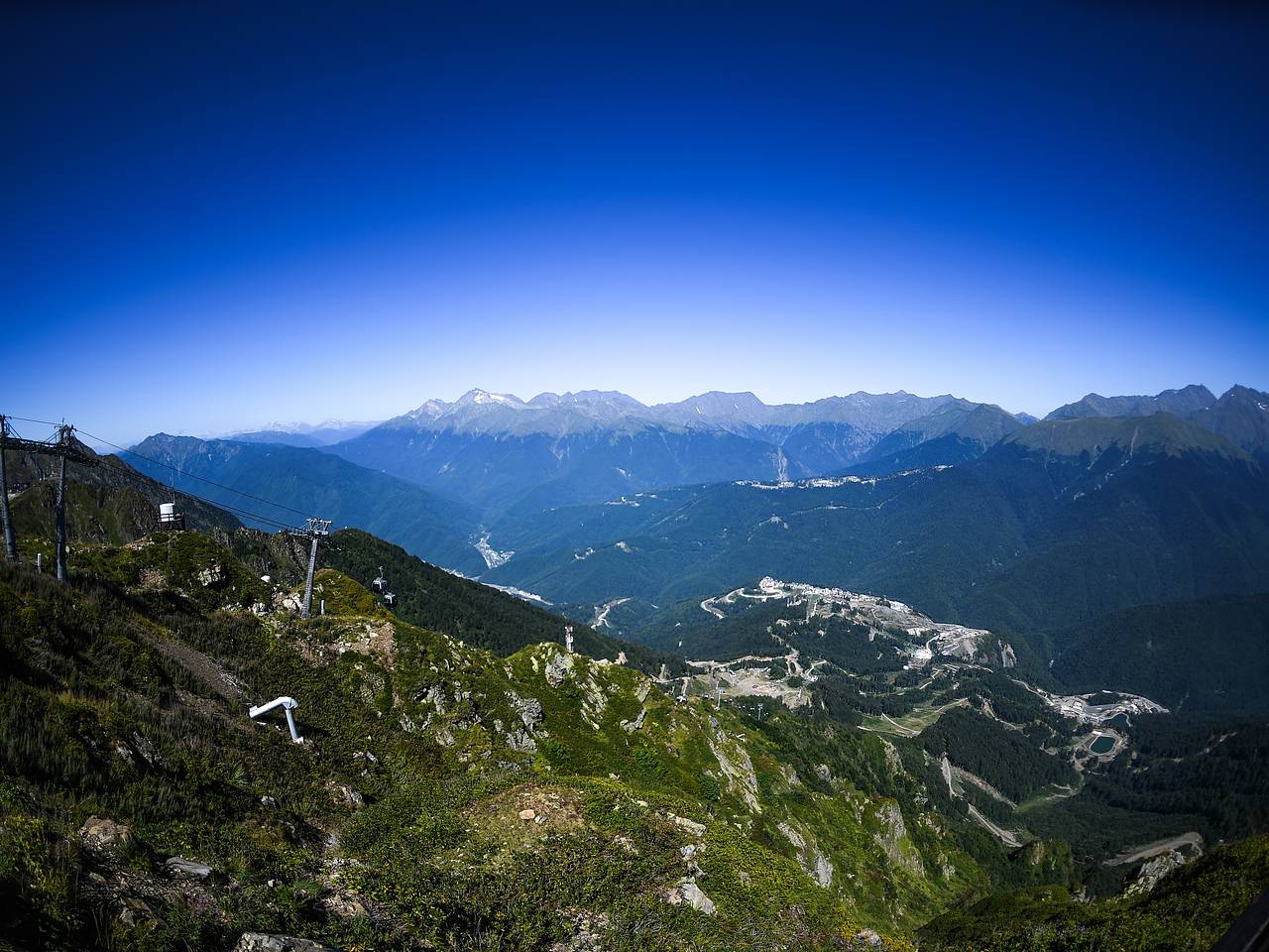 В горах российского курорта в жару выпал снег