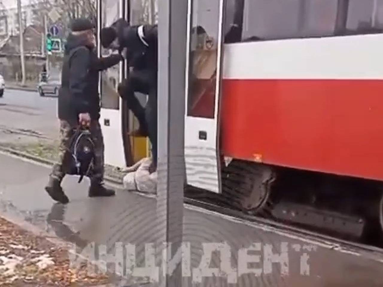 Опубликовано видео с растаптывающим голову пассажирки трамвая россиянином