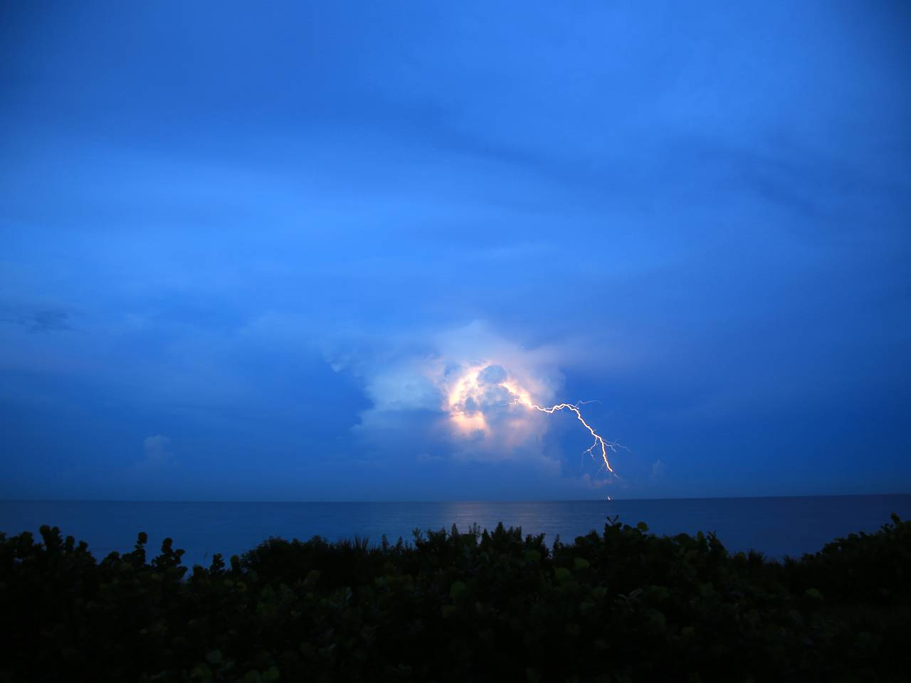 Молния ударила в рыбаков на озере в российском регионе Молния ударила в рыбаков на озере в российском регионе