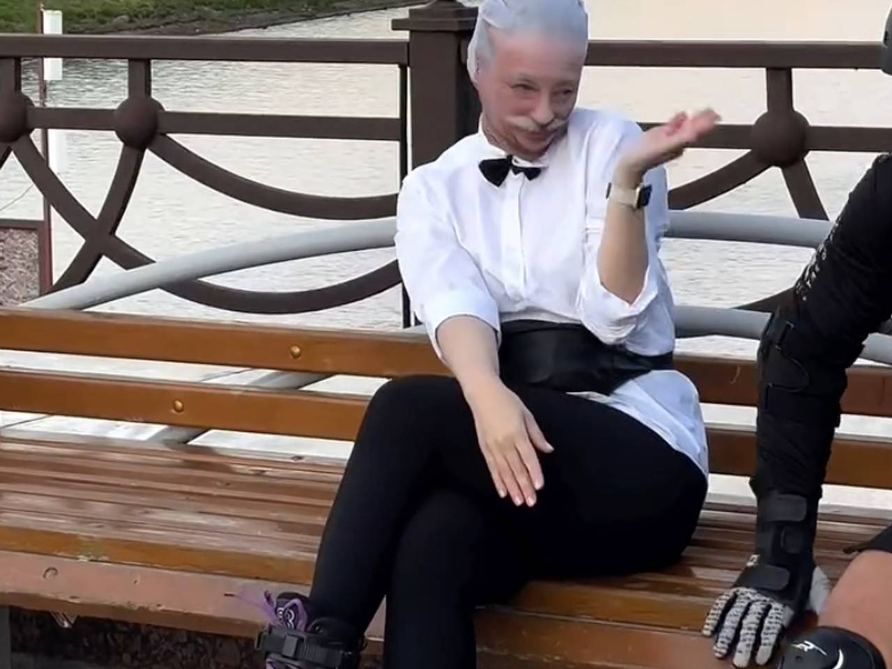 В Тюмени заметили группу ряженых Якубовичей на роликах