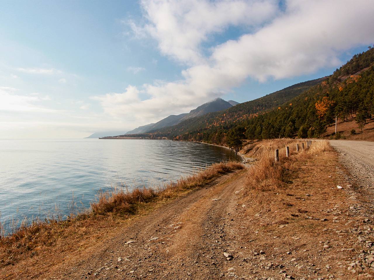 Россияне массово собрались увидеть Байкал осенью