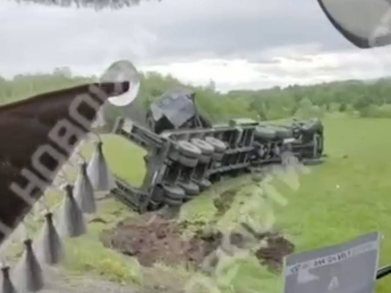 Фура с трофейной техникой НАТО перевернулась на российской трассе и попала на видео