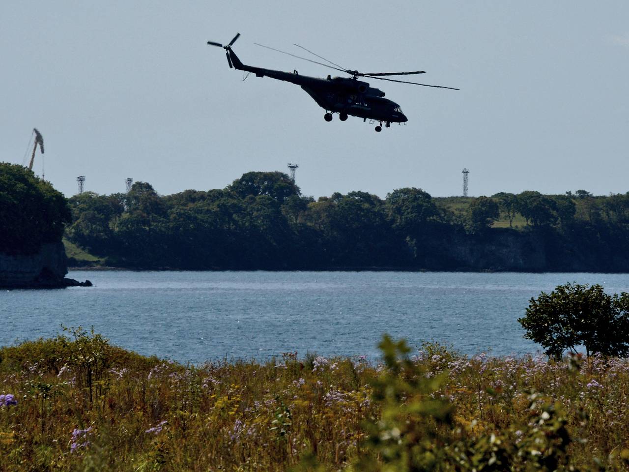 Тела нашли на месте крушения разыскиваемого почти двое суток российского вертолета Тела нашли на месте крушения разыскиваемого почти двое суток российского вертолета