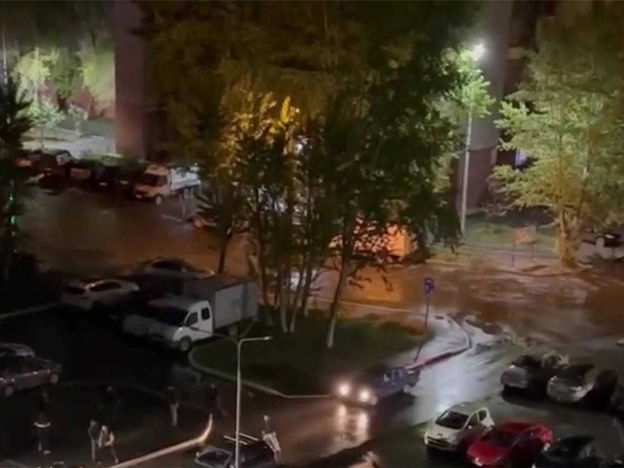 Подростка выносили на руках после массовой драки в российском городе