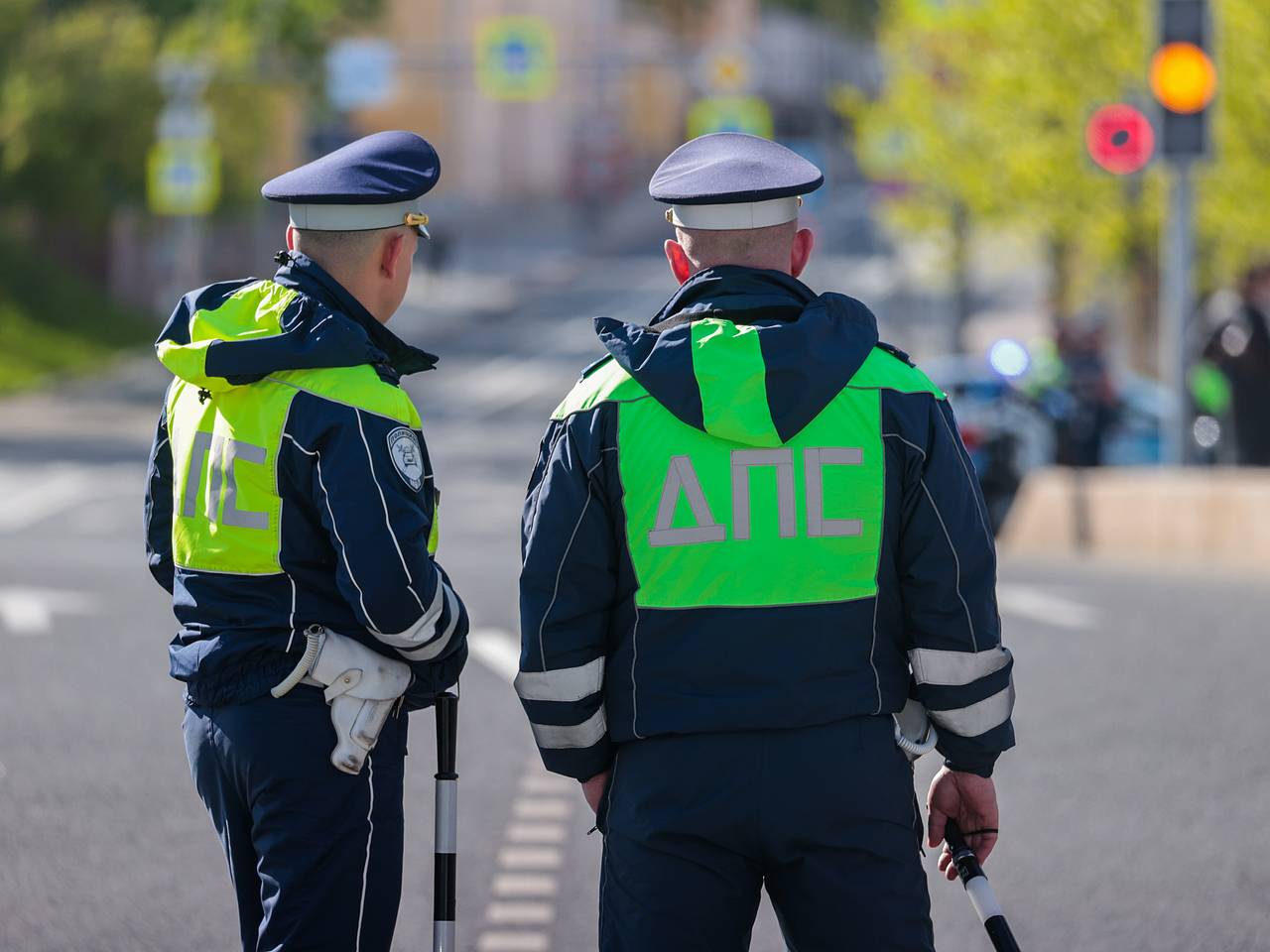 Россиянин без водительских прав прижал автомобилем к стене женщину с ребенком