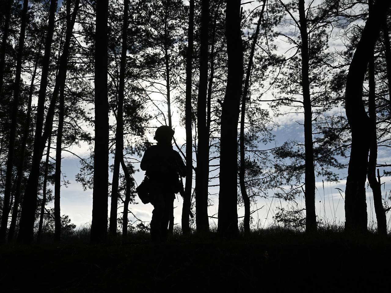 Российский штурмовик почти месяц прятался от наемников в зоне СВО под подбитым танком