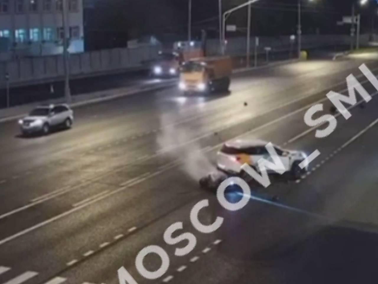 В Москве мотоциклист сделал сальто после жесткого столкновения с легковушкой