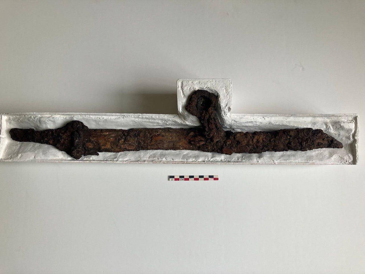 Древний меч нашли в могиле в России