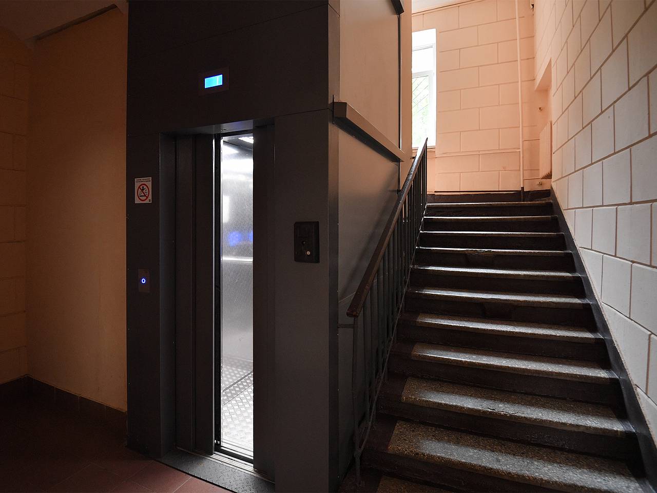 Лифт с ребенком сорвался и пролетел несколько этажей в российском городе Лифт с ребенком сорвался и пролетел несколько этажей в российском городе