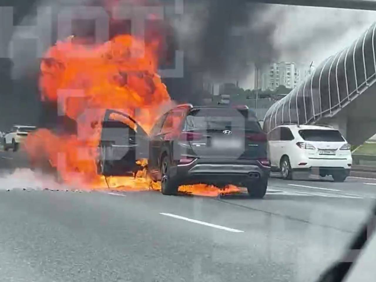 В Москве загоревшаяся на ходу машина попала на видео