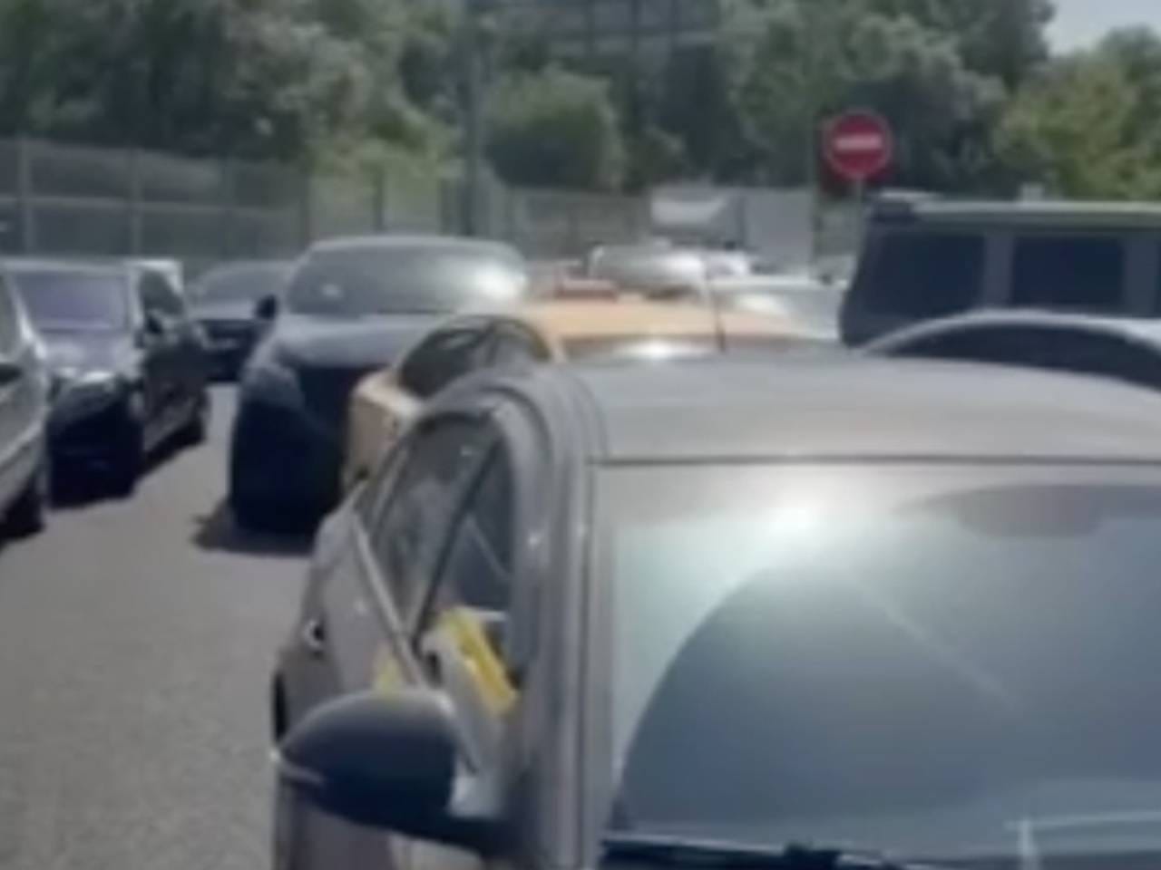 Огромную пробку в Москве из-за массового намаза сняли на видео