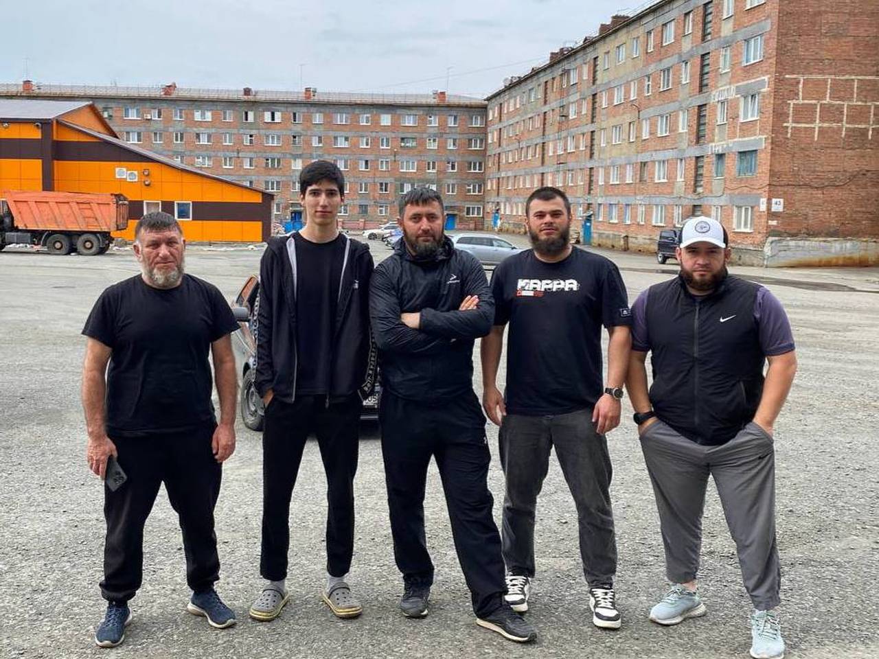 Пятеро уроженцев Дагестана спасли сидевшую на подоконнике девушку