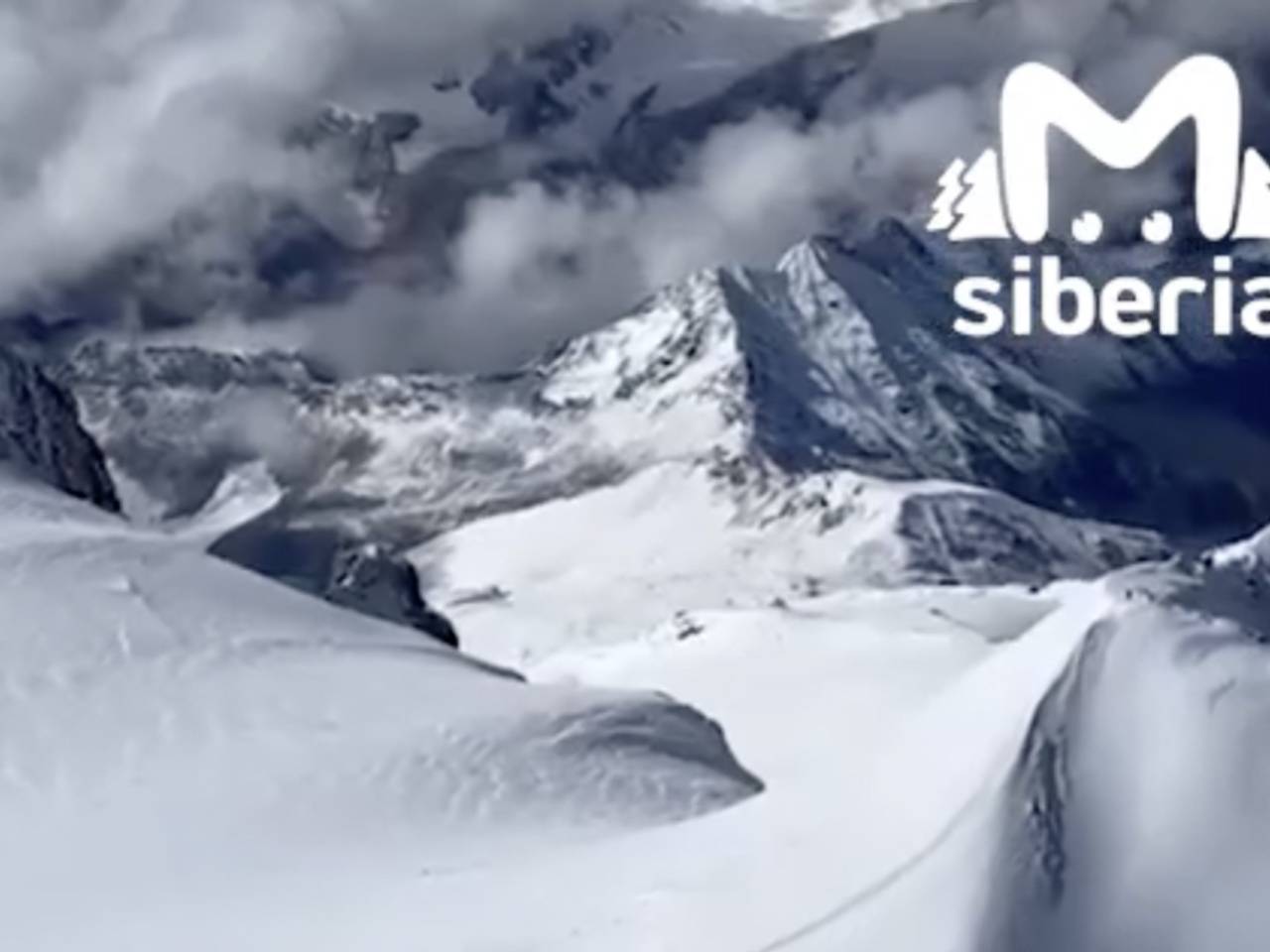 Россиянин впервые пролетел над Эльбрусом на мотопараплане