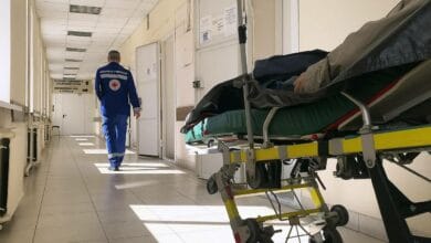 Россиянка прилюдно проткнула себе оба глаза шприцем