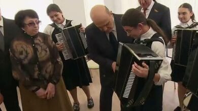 Мишустин сыграл на осетинской гармонике