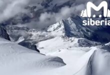 Россиянин впервые пролетел над Эльбрусом на мотопараплане