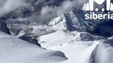 Россиянин впервые пролетел над Эльбрусом на мотопараплане