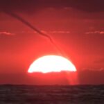 Смерч на фоне кровавого заката в российском регионе попал на видео Смерч на фоне кровавого заката в российском регионе попал на видео