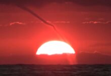 Смерч на фоне кровавого заката в российском регионе попал на видео