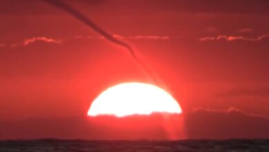 Смерч на фоне кровавого заката в российском регионе попал на видео