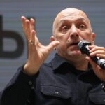 Захар Прилепин отложил книгу из-за возвращения на СВО: планы и детали Прилепин заявил о планах написать книгу после возвращения с СВО