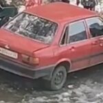 Толпа школьников разгромила припаркованные машины в российском городе и попала на видео