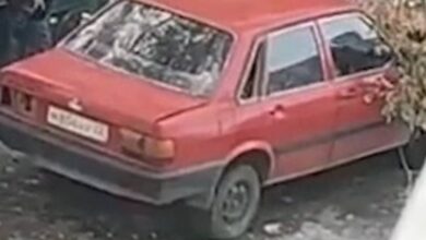 Толпа школьников разгромила припаркованные машины в российском городе и попала на видео