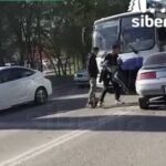 В российском городе водитель иномарки сбил женщину, сбежал в кусты и попал на видео В российском городе водитель иномарки сбил женщину, сбежал в кусты и попал на видео