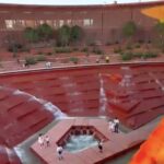 В России открыли амфитеатр с водопадом В России открыли амфитеатр с водопадом