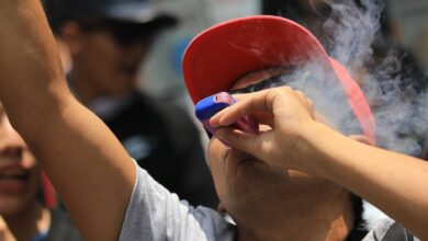 Врач сравнила вред от сигарет и вейпов