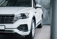 Новосибирцев предупредили о штрафах за долгий прогрев двигателя во дворе