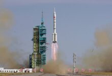 Китайские космонавты на орбите: задержка возвращения из-за космического мусора