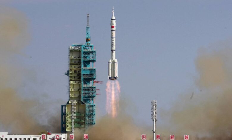 Китайские космонавты на орбите: задержка возвращения из-за космического мусора