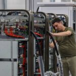 В Госдуме предложили отправлять собирающуюся в фудкортах молодежь на заводы