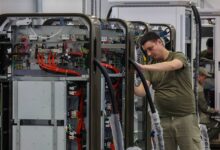 В Госдуме предложили отправлять собирающуюся в фудкортах молодежь на заводы