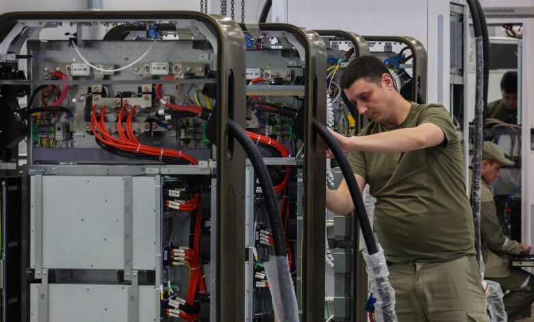 В Госдуме предложили отправлять собирающуюся в фудкортах молодежь на заводы