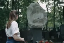 Фильм Дмитрия Кабанова: экскурсии по кладбищам с Дарьей Микляевой