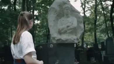 Фильм Дмитрия Кабанова: экскурсии по кладбищам с Дарьей Микляевой