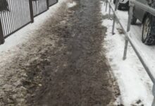 Улицу в Новосибирске засыпали песком от гололеда: фото, видео и реакция