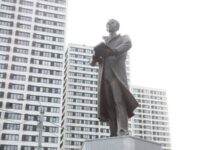 Памятник Лыщинскому: как защитить сквер от парковки в Новосибирске