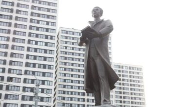 Памятник Лыщинскому: как защитить сквер от парковки в Новосибирске Памятник Лыщинскому: как защитить сквер от парковки в Новосибирске