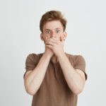 Штраф уклонисту в Новосибирске: суд вынес приговор по делу о неявке в военкомат portret-udivlen-ispugannyi-ispugannyi-molodoi-celovek-zakryvaa-rot-rukami-675×450.jpg