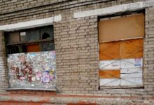 Новосибирск: как заделали разбитые окна на Гидромонтажной 58