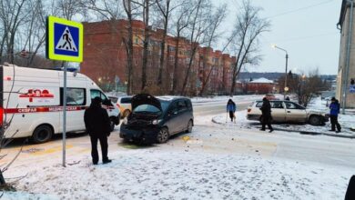 ДТП в Новосибирске: машина вылетела на тротуар 6 ноября