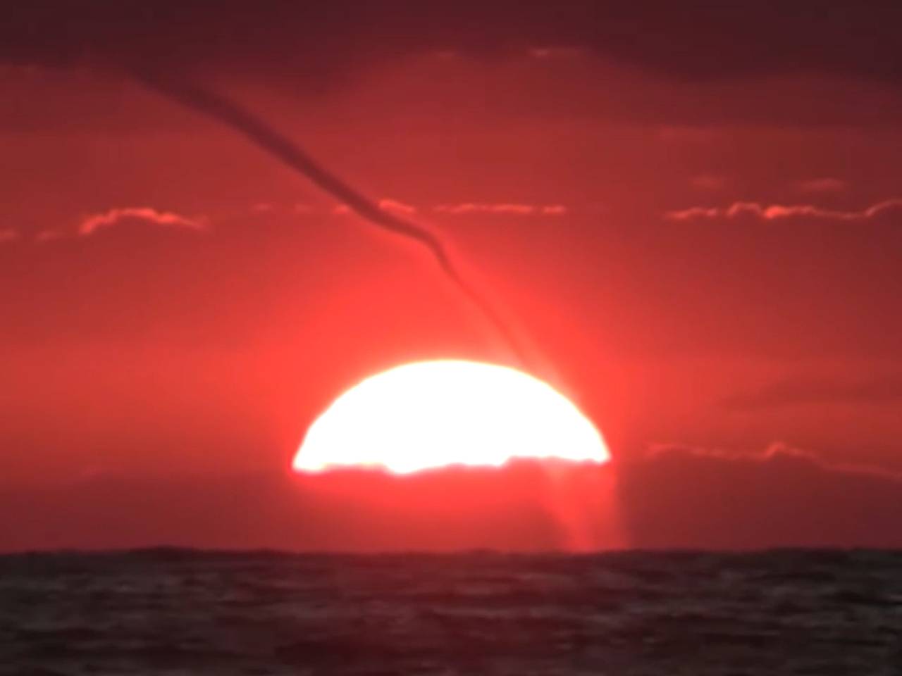 Смерч на фоне кровавого заката в российском регионе попал на видео