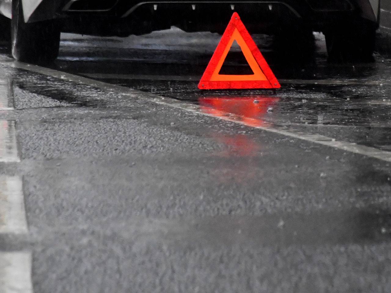 В российском городе автомобиль протаранил автобусную остановку с людьми