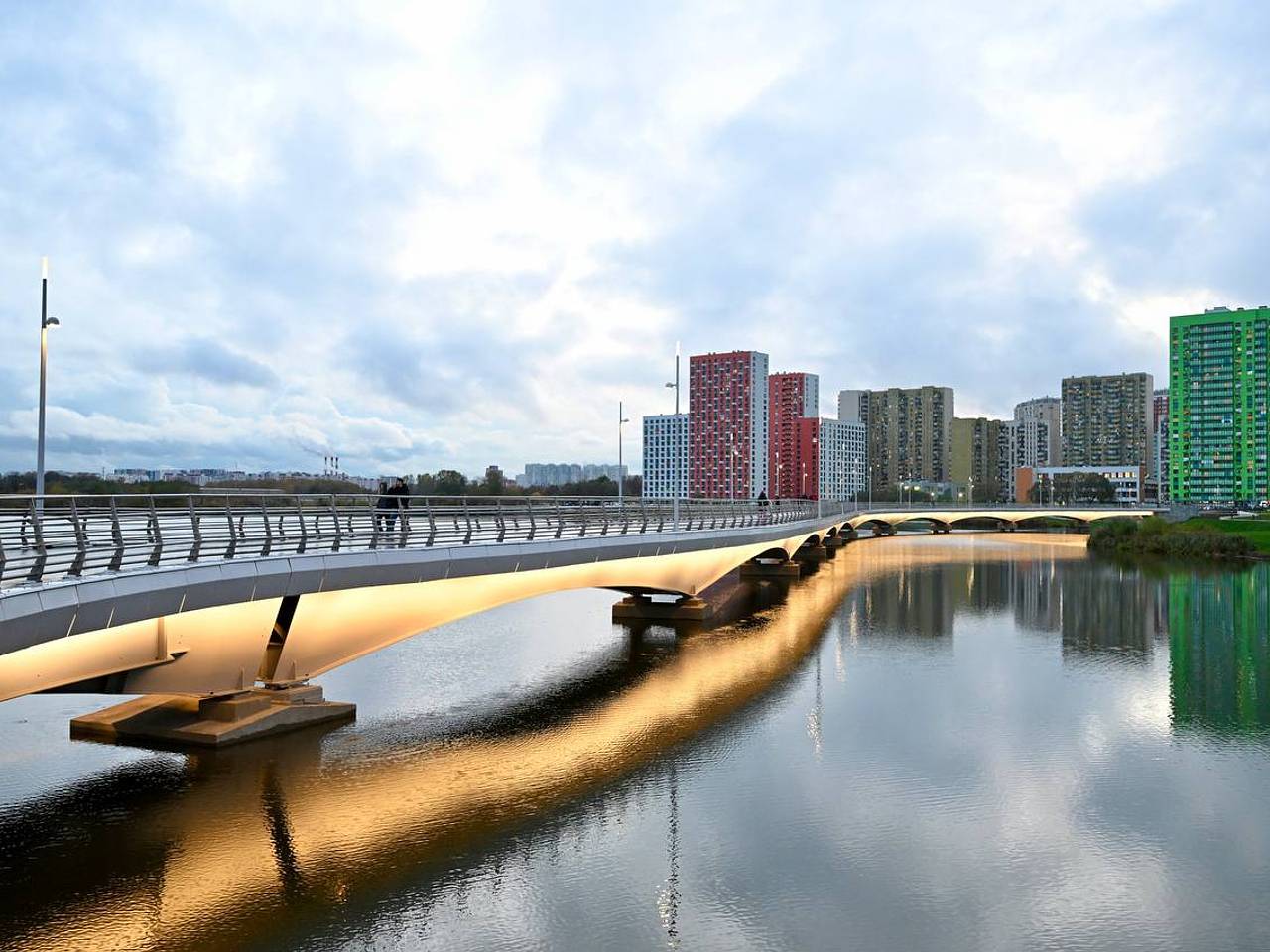 В Люберцах после благоустройства открыли парк «Дружба» с мостом через озеро Черное