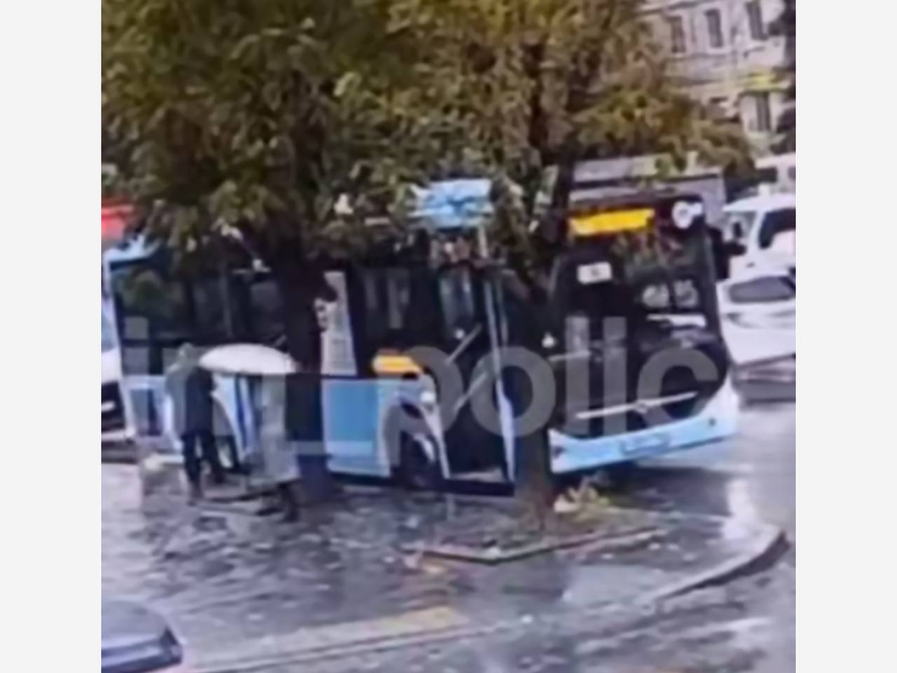 Российская пенсионерка упала под колеса автобуса и попала на видео